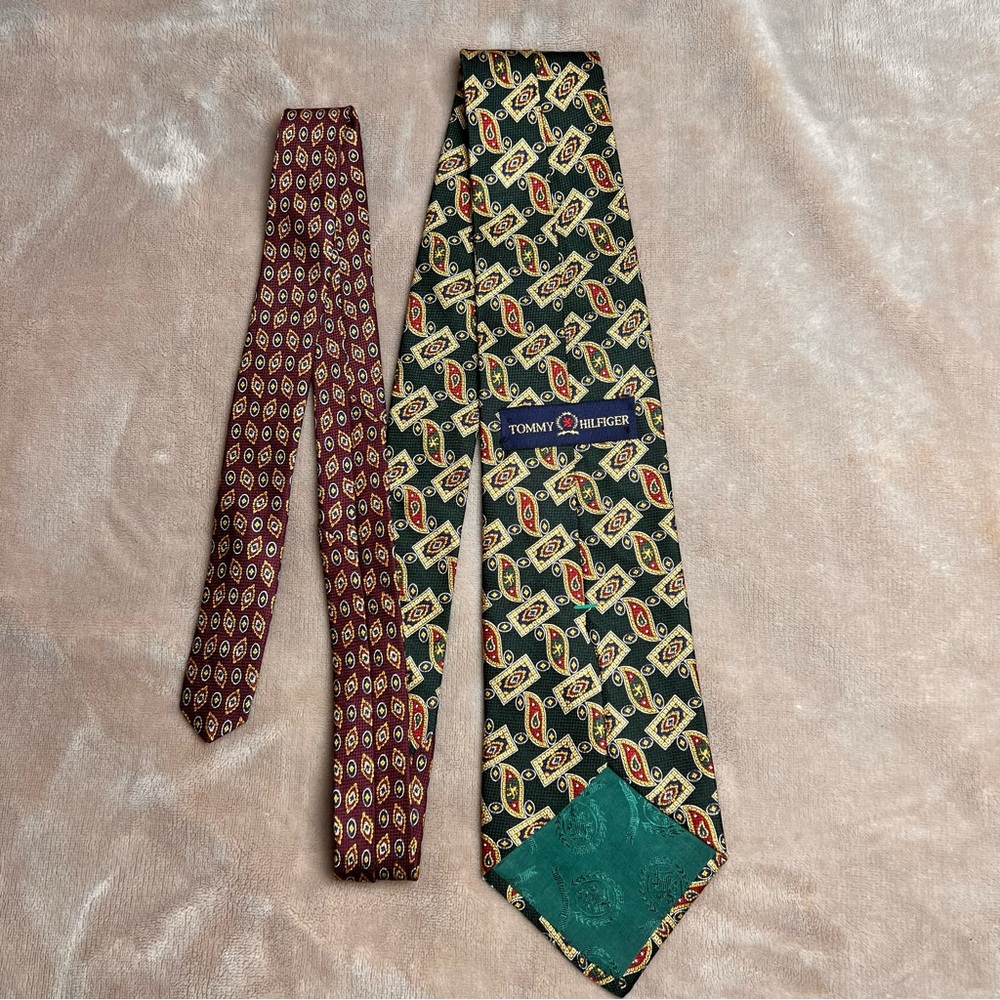 TOMMY HILFIGER 100% Italian Silk Green Red Gold Classic Vintage Preppy Neck Tie